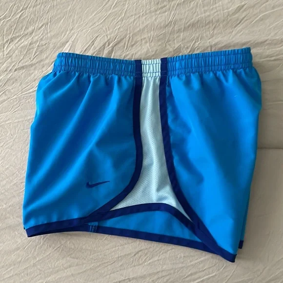 Girls, Nike dri-fit shorts size medium in good used condition - Picture 2 of 3